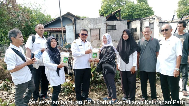 Penyerahan Bantuan Pangan kepada Korban Bencana Kebakaran di Jl.Z.A.Pagaralam ,Kelurahan Parit