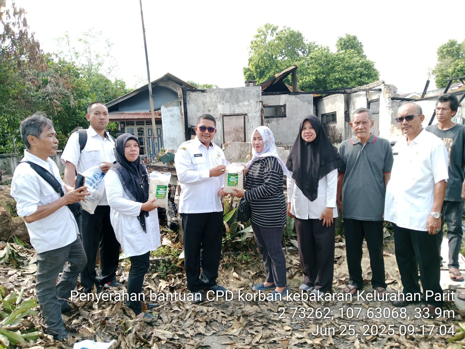 Penyerahan Bantuan Pangan kepada Korban Bencana Kebakaran di Jl.Z.A.Pagaralam ,Kelurahan Parit